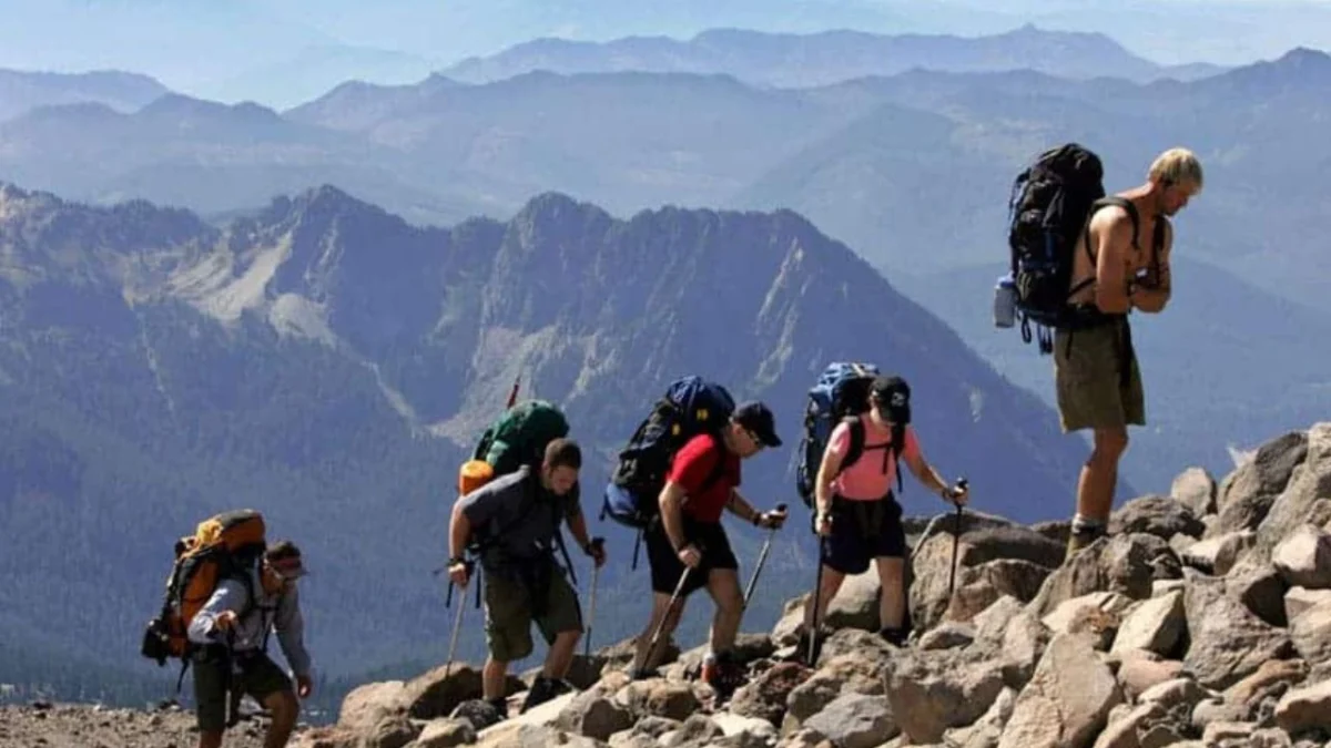 10 Kegiatan Terlarang yang Tidak Boleh Dilakukan Saat Mendaki Gunung