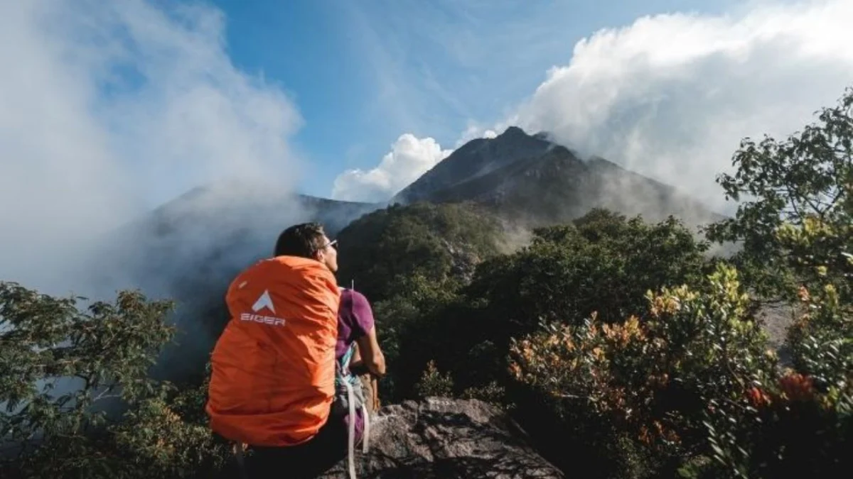 Daftar Rekomendasi 7 Gunung di Indonesia Untuk Pendaki Pemula
