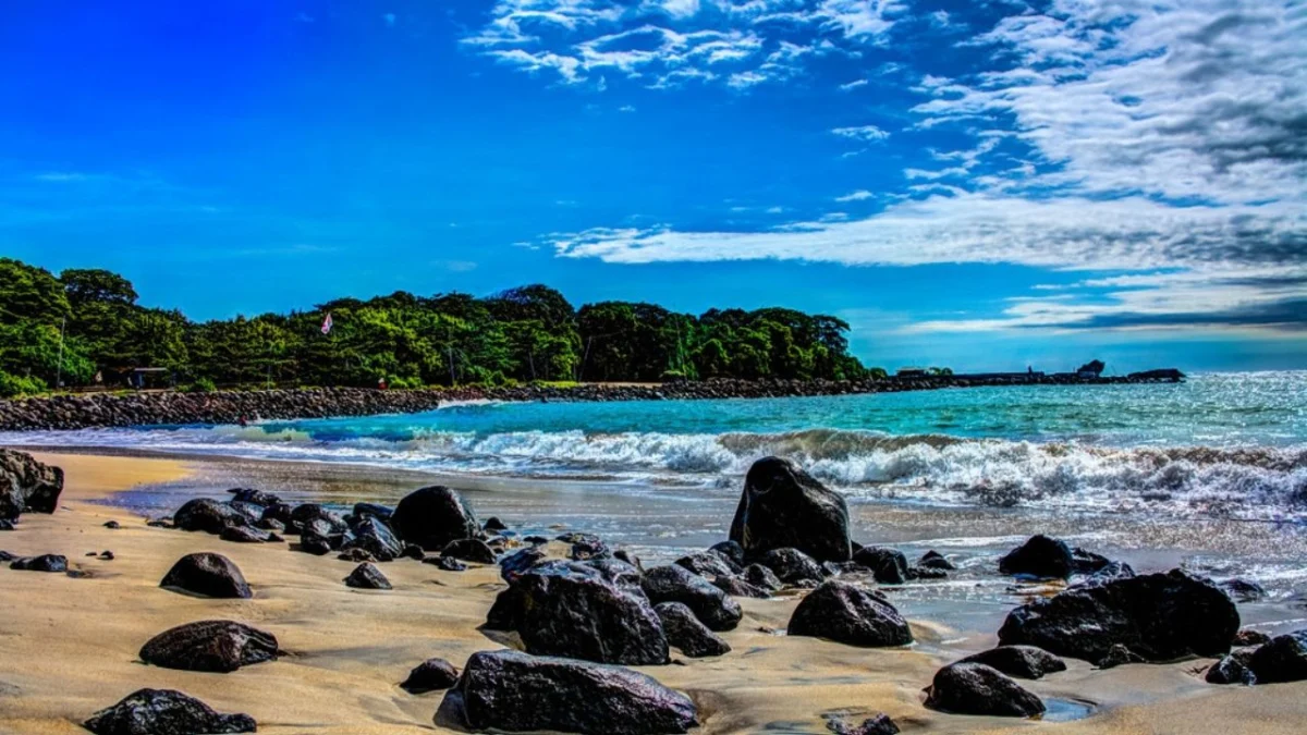Pesona Pantai Santolo Garut: Ombak, Bebatuan, dan Keindahan Alam yang Memukau
