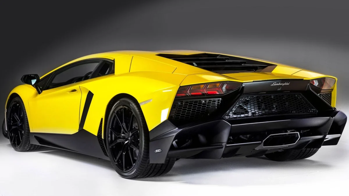Performa Unggul Lamborghini Aventador LP720 di Trek