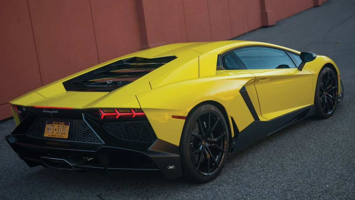 Desain Elegan yang Mewah: Lamborghini Aventador LP720