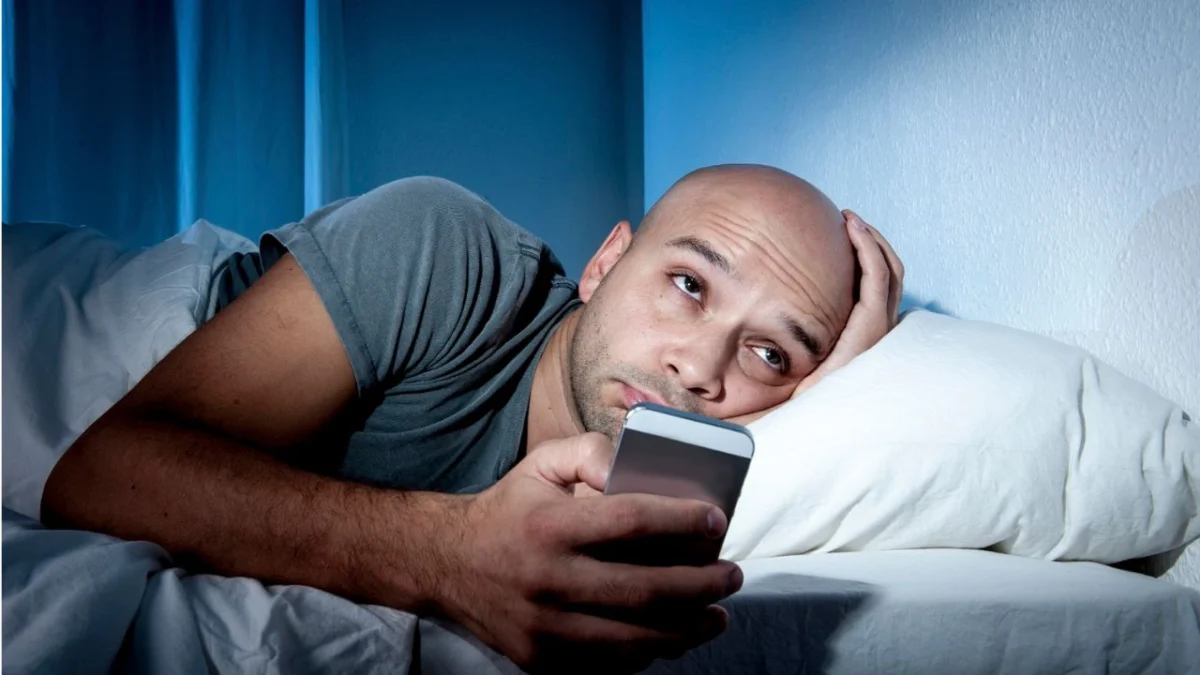 Apakah Benar Bermain Gadget Terlalu Lama Bisa Bikin Insomnia?