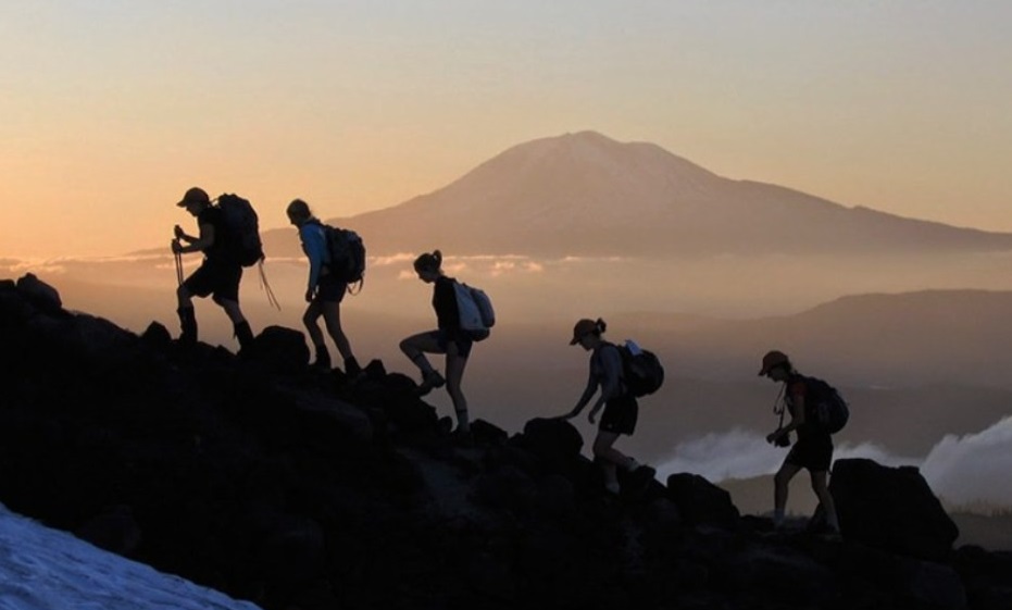 Persiapan yang Mendalam: 5 Aspek Utama yang Harus Diperhatikan Saat Mendaki Gunung