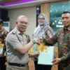 Serahkan 48 Sertifikat Hak Pakai Barang Punya Negara Oleh Kantor Pertahanan Kabupaten Bekasi