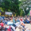 Ribuan guru honorer se-Kabupaten Garut, saat melakukan aksi demo didepan Gedung DPRD Kabupaten Garut, Kamis 22