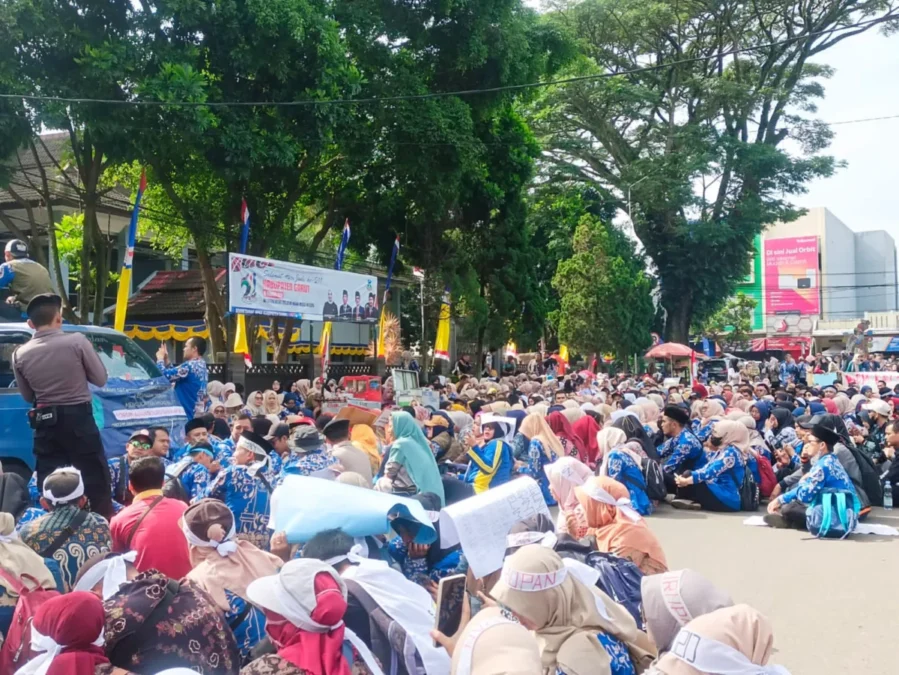 Ribuan guru honorer se-Kabupaten Garut, saat melakukan aksi demo didepan Gedung DPRD Kabupaten Garut, Kamis 22